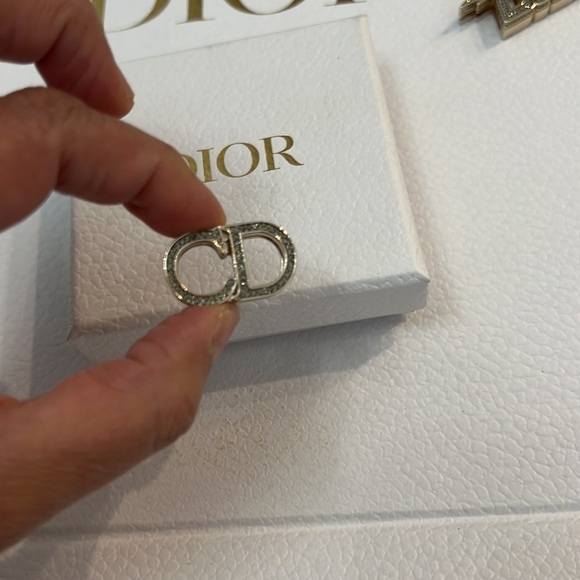 💯 AUTHENTIC DIOR CHARM /badge embellished - Picture 15 of 16